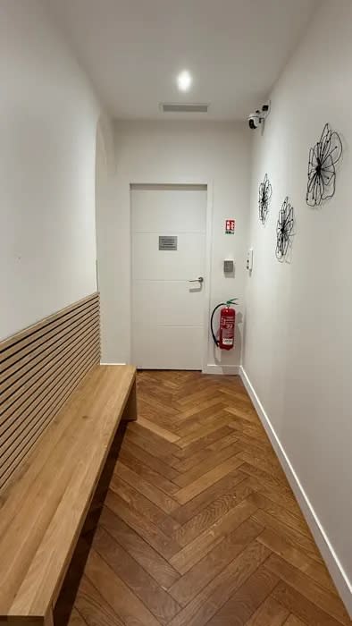 Couloir d’entrée du cabinet avec banc en bois