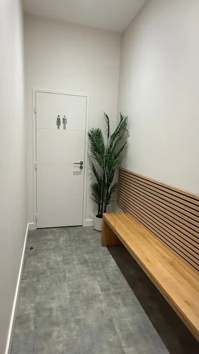 Espace d’attente avec banc et plante