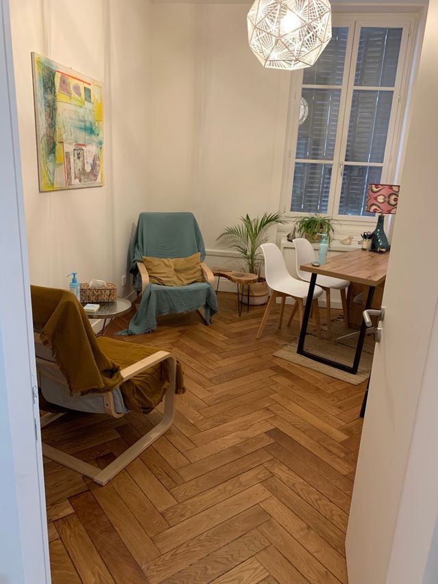 Vue d’ensemble du cabinet, parquet en chevrons et fenêtre